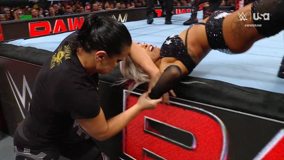 Zelina Vega Appears to Suffer Injury on WWE Raw