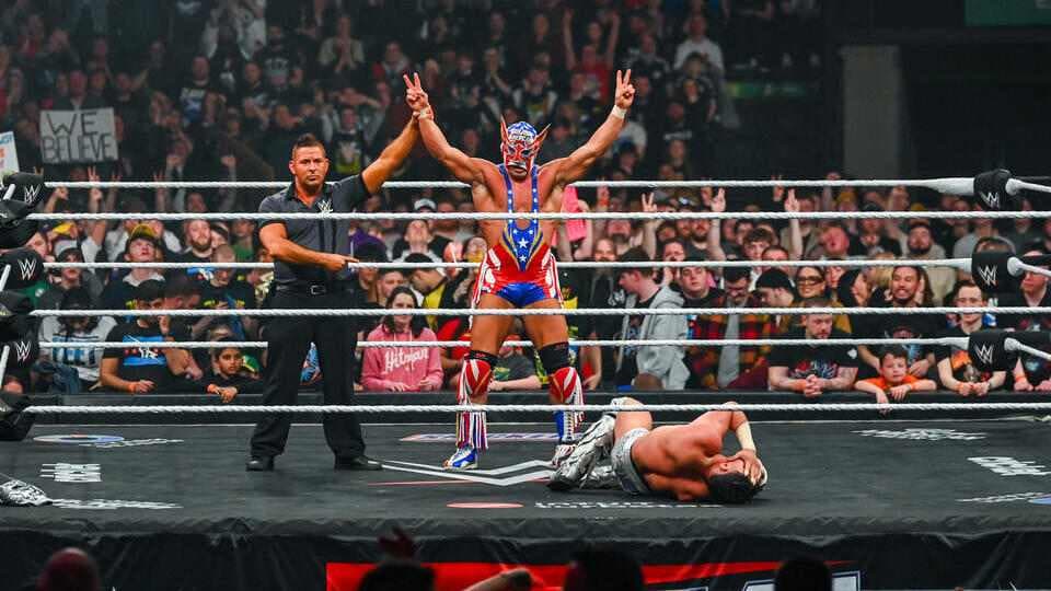 Mystery Luchador Revealed as El Grande Americano on WWE RAW, Unmasks Dragon Lee